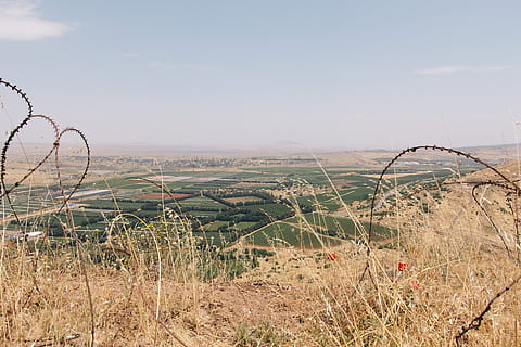 verde, campo, bianca, grigio, cielo, Marrone, filo spinato, circondato, erba, terreno edificabile, giorno, nube, albero, terreni agricoli, natura, paesaggio, Paesaggi, all'aperto, nessuno, terra, ambiente, pianta, scenics - natura, scena rurale, agricoltura, bellezza nella natura, la tranquillità, scena tranquilla, orizzonte, filo, orizzonte sopra terra, 5K, CC0, dominio pubblico, privo di copyright