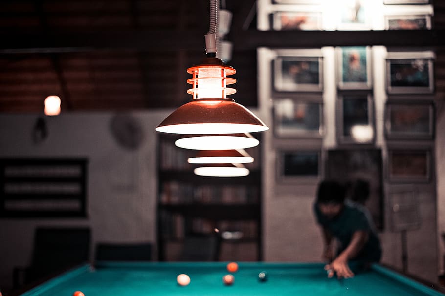 poc profund, foto del focus, led, llums, joc, verd blavós, vermell, llum, billar, pilota, taula, equips d’il·luminació, pilota de piscina, taula de billar, esport, activitat d'oci, esport de piscina, jocs d’oci, a l'interior, il·luminat, relaxació, jugant, adult, una persona, indicació de la piscina, estils de vida, llum elèctrica, snooker, llum penjant, vida nocturna, 5K