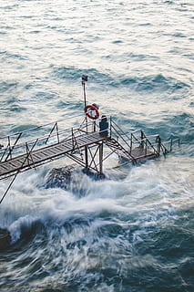 donna, seduta, Marrone, dock in acciaio, circondato, corpo, acqua, giorno, bacino, molo, squillare, onde, roccia, mare, movimento, onda, natura, bellezza nella natura, sport acquatico, sport, lungomare, persone, all'aperto, fare surf, potere in natura, sicurezza, energia, scenics - natura, vista dall'alto, uomini, acqua corrente, 4K, CC0, dominio pubblico, privo di copyright