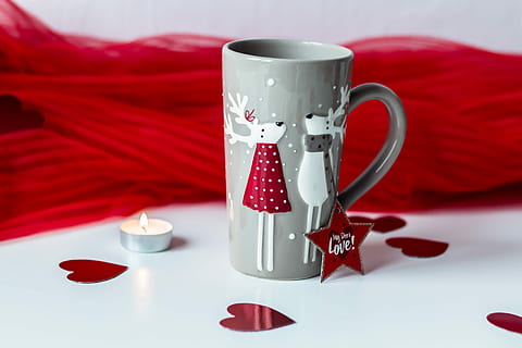 cafè amb cérvols, gris, ceràmica, tassa, al costat, blanc, espelma tealight, vermell, taula, vela, cors, beure, menjar i beguda, cap gent, tassa de cafè, naturalesa, refresc, a l'interior, beguda calenta, primer pla, cafè, te, te - beguda calenta, calor - temperatura, cafè - beguda, tassa de te, tir de l'estudi, vaixella, 4K, CC0, domini públic, lliure de regalies