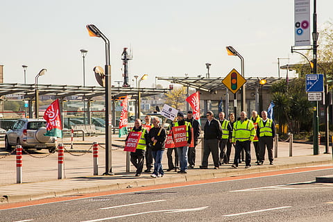 SIPTU, lavoratori, bus eireann, gruppo di persone, mezzi di trasporto, strada, sicurezza, cartello, città, architettura, uomini, folla, grande gruppo di persone, persone reali, cielo, lunghezza intera, via della città, segnale stradale, protezione, segnaletica stradale, comunicazione, esterno dell'edificio, guida, 4K, CC0, dominio pubblico, privo di copyright