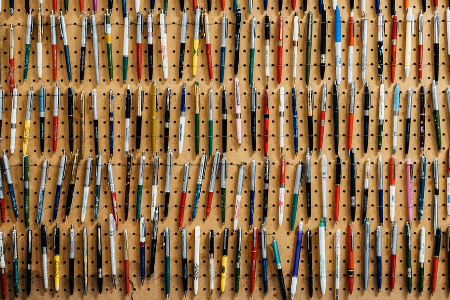 lot de bolígraf assortit, lot de plomes de colors assortits, bolígraf, paret, mà, punt, línia, organitzar, repetitiu, pegboard, patró, repetir, fons, escriure, color, gran grup d'objectes, marc complet, abundància, cap gent, arranjament, primer pla, dia, color taronja, en fila, ordre, repetició, material de fusta, material de bambú, pila, a l'aire lliure, comunicació, costat a costat, marró, 5K