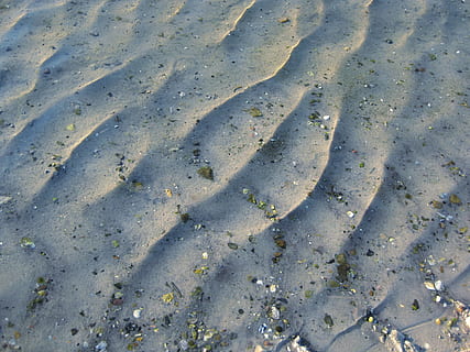 kleine Wellen, Wellenmuster, Strand, Sand, Wasser, Meer, Vollbild, Hintergründe, High Angle View, keine Leute, Tag, Land, Muster, Natur, draußen, Sonnenlicht, texturiert, Tier, Ruhe, direkt darüber, Schatten, Ufergegend, 2K, CC0, gemeinfrei, lizenzfrei
