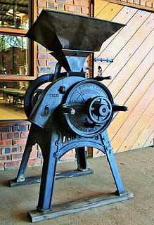szlifierka do ziarna, szlifierka, wprowadzić w życie, edytor, ziarno, mąka, historyczny, rolnictwo, muzeum, willem prinsloo, metal, żadnych ludzi, transport, architektura, dzień, na dworze, sprzęt, zbudowana struktura, maszyneria, środek transportu, brak, drewno - materiał, koło, kontrola, stary, zbliżenie, przemysł, 2K, CC0, domena publiczna, darmowe zdjęcia