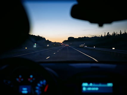 nero, pannello del quadro strumenti dell'automobile, macchina nera, strumentazione, pannello, auto, mezzi di trasporto, autostrada, traffico, velocità, strada, viaggio, notte, guida, autostrada a più corsie, cielo, veicolo terrestre, blu, modalità di trasporto, interno del veicolo, parabrezza, interno auto, modo di trasporto, veicolo a motore, vetro - materiale, trasparente, pannello di controllo, cruscotto, in movimento, in casa, punto di vista dell'auto, tramonto, nessuno, prospettiva decrescente, viaggio su strada, 4K, CC0, dominio pubblico, privo di copyright