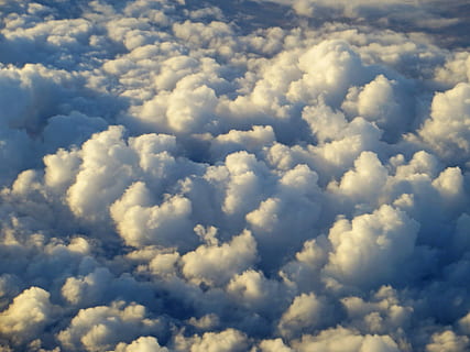 nubes, paisaje de nubes, nublado, luz, desde arriba, cielo, naturaleza, al aire libre, nube - cielo, belleza en la naturaleza, antecedentes, paisajes - naturaleza, nadie, tranquilidad, día, fotograma completo, mullido, cielo dramático, escena tranquila, idílico, azul, atmósfera, blandura, meteorología, 4K, CC0, dominio público, libre de derechos