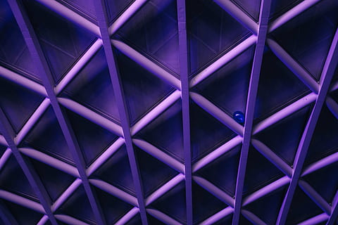 marco de acero blanco, arquitectura, edificio, infraestructura, estructura, establecimiento, diseño, Art º, Violeta, modelo, antecedentes, nadie, iluminado, noche, vino, bodega, de cerca, adentro, fotograma completo, púrpura, forma, estructura construida, forma geometrica, resumen, repetición, característica arquitectónica, metal, techo, 5K, CC0, dominio público, libre de derechos