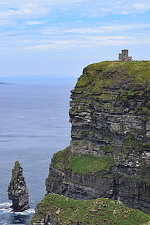 penya-segat, mar, torre, dramàtica, costaner, Irlanda, els penya-segats de moher, aigua, cel, rock, escenics - natura, rock - object, sòlid, bellesa a la natura, naturalesa, formació de roca, escena tranquil·la, tranquil·litat, dia, escena no urbana, terra, idíl·lic, cap gent, núvol - cel, a l'aire lliure, pila de roca, formació, 2K, CC0, domini públic, lliure de regalies
