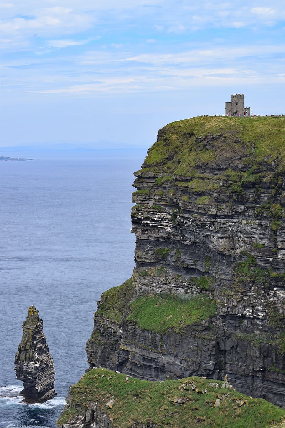penya-segat, mar, torre, dramàtica, costaner, Irlanda, els penya-segats de moher, aigua, cel, rock, escenics - natura, rock - object, sòlid, bellesa a la natura, naturalesa, formació de roca, escena tranquil·la, tranquil·litat, dia, escena no urbana, terra, idíl·lic, cap gent, núvol - cel, a l'aire lliure, pila de roca, formació, 2K