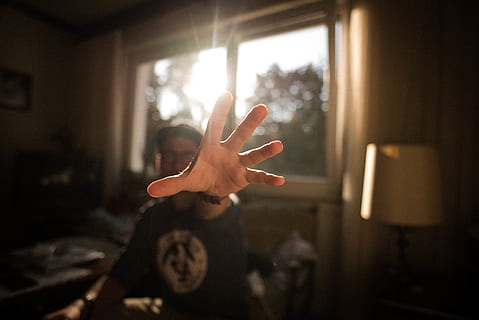 fyr, kasket, hat, armbånd, hænder, værelse, hus, vindue, glas, lampeskærm, sløring, menneskelig hånd, hånd, menneskelig kropsdel, en person, indendørs, menneskelig finger, finger, sollys, kropsdel, stop gestus, gestikulerer, voksen, uhyggelig, afspejling, Kvinder, kigger gennem vinduet, linseflare, uigenkendelig person, håndhævet, 5K, CC0, offentligt domæne, royaltyfrie