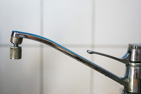 Leitungswasser, Küche, Wasserhahn, Zapfhahn, Wasser, Küchenarmatur, langer Kran, keine Leute, Badezimmer, drinnen, Wohnraum, Metall, Nahansicht, Fokus auf den Vordergrund, häusliches Badezimmer, Hygiene, Zuhause, sinken, Haushaltsausstattung, silberfarben, kopieren sie platz, Wandbau - Funktion, fließendes Wasser, fließend, Reinheit, stehlen, 1080P, CC0, gemeinfrei, lizenzfrei