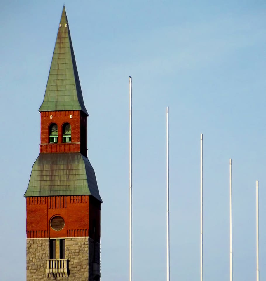 Gebäude, Turm, Fahnenstange, Himmel, Helsinki, finnisch, die Architektur, ein Ort für Touristen, Attraktion, Geschichte, Stadt, altes Gebäude, alt, gebaute Struktur, Anbetungsstätte, Spiritualität, Religion, Glauben, Gebäudehülle, Natur, Tag, keine Leute, Kirchturm, Flachwinkelansicht, klarer Himmel, draußen, 2K