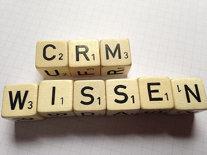 crm, cubo, texto, saber, Una sola palabra, forma de cubo, bloquear, conceptos, crucigrama, escritura occidental, adentro, letra mayúscula, comunicación, bloque de juguete, alfabeto, carta, nadie, naturaleza muerta, juguete, forma de bloque, papel, piso, azulejo, vista de alto ángulo, de cerca, material de madera, mensaje, 2K, CC0, dominio público, libre de derechos