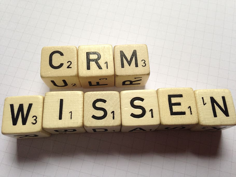 crm, cub, text, saber, sola paraula, forma de cub, bloc, conceptes, mots encreuats, guió occidental, a l'interior, lletra majúscula, comunicació, bloc de joguines, alfabet, carta, cap gent, natura morta, joguina, forma de bloc, paper, sòls, rajola, vista d’angle alt, primer pla, material de fusta, missatge, 2K