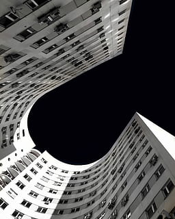orm-øje, se fotografering, arkitektoniske, bygning, hvid, beton, sort, himmel, nattetid, arkitektur, struktur, mørk, kig op, bygget struktur, bygning udvendig, ingen mennesker, by, nat, mønster, vindue, form, lav vinkel visning, geometrisk form, udendørs, høj - høj, belyst, kontor, moderne, direkte under, 2K, CC0, offentligt domæne, royaltyfrie