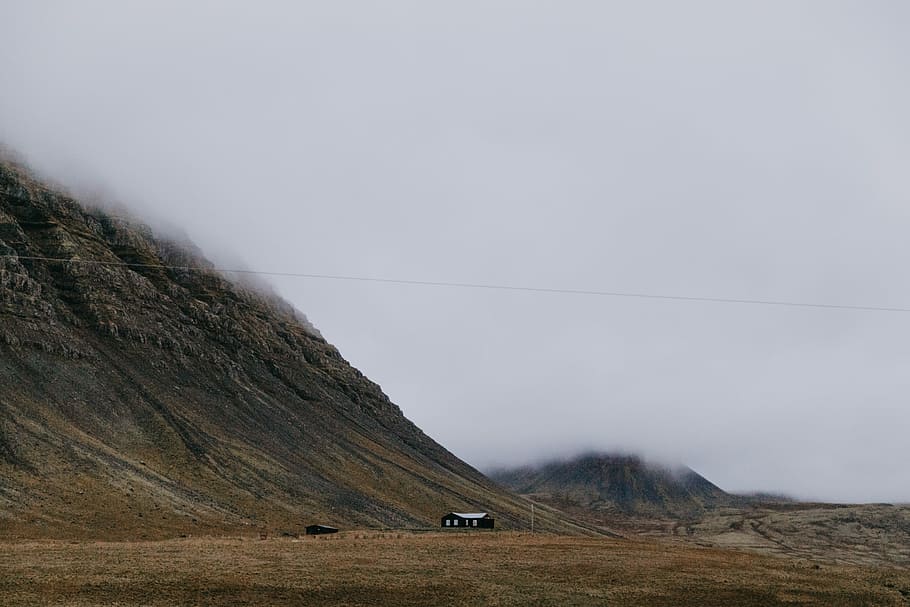 længes efter hjem, hus, bjergside, bjerg, landskab, Sky, tåge, transportmidler, transportform, miljø, ingen mennesker, himmel, natur, ikke-urbane scene, scenics - natur, fjern, bil, motor køretøj, vej, rejse, skønhed i naturen, klippe, dag, udendørs, 4K
