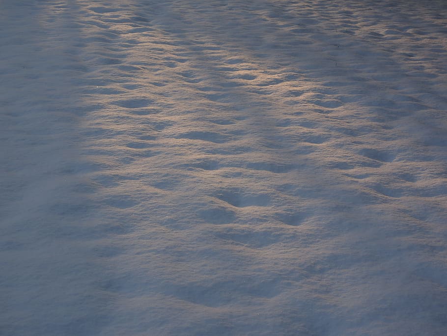 Licht, Sonnenlicht, Schnee, Winter, winterlich, Schattenspiel, Schatten, hispanisch, Wasser, Reflexion, Ufergegend, Natur, keine Leute, Vollbild, Schönheit in der Natur, Hintergründe, Tag, High Angle View, Himmel, Ruhe, Szenen - Natur, wolke - himmel, ruhige Szene, draußen, Muster, Land, Bewegung, Weichheit, weiße Farbe, 4K