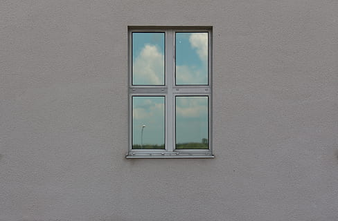 blanco, enmarcado, ventana de vidrio, ventana, reflejo, cielo, reflexión, reflejo en la ventana, arquitectura, estructura construida, material de vidrio, edificio, pared - característica de la construcción, exterior del edificio, nadie, día, marco de la ventana, casa, al aire libre, transparente, modelo, rectángulo, cerrado, naturaleza, fotograma completo, color verde, vaso, 4K, CC0, dominio público, libre de derechos