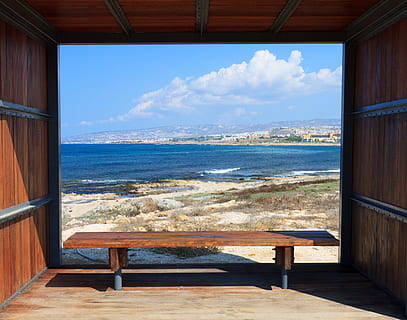 braun, hölzern, Bank, Strand, Holzbank, Blau, Rand, Rahmen, Horizont, Mann, Ozean, Landschaft, Meer, Sitz, Ufer, Himmel, Urlaub, Aussicht, Wasser, Bild, keine Leute, Holz - Material, draußen, szenen, Natur, Fenster, Urlaube, die Architektur, Sommer-, Haus, ruhige Szene, Ruhe, wolke - himmel, Szenen - Natur, Schönheit in der Natur, Sonnenlicht, Tag, drinnen, gebaute Struktur, Horizont über Wasser, 2K, CC0, gemeinfrei, lizenzfrei