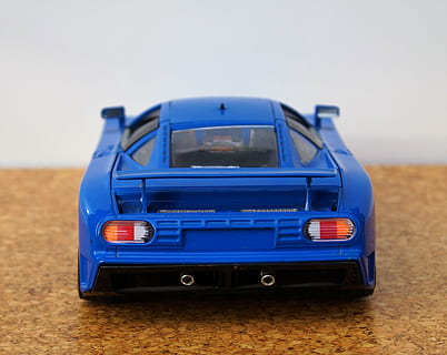 modello di auto, bugatti, modello, auto, vecchi tempi, giocattoli, auto sportiva, vecchio, blu, motorsport, veicolo, classico, settore automobilistico, mezzi di trasporto, pick-up, modalità di trasporto, veicolo terrestre, vista frontale, viaggio, giorno, auto da collezione, veicolo a motore, modo di trasporto, nessuno, terra, cielo, cielo sereno, natura, in stile retrò, concentrarsi sulle conoscenze acquisite, strada, copia spazio, stazionario, 2K, CC0, dominio pubblico, privo di copyright
