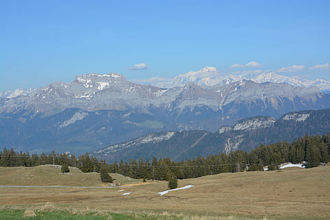 krajobraz, panoramiczny, widoki panoramiczne, szczyt, Góra, panorama, niebo, łańcuchy górskie, śnieg, wędrówki, Annecy, wysokie Alpy, scenics - natura, pasmo górskie, piękno natury, drzewo, spokojna scena, roślina, środowisko, Natura, spokój, żadnych ludzi, dzień, wylądować, scena pozamiejska, niebieski, idylliczny, transport, zdalny, na dworze, ośnieżona góra, tworzenie, 5K, CC0, domena publiczna, darmowe zdjęcia