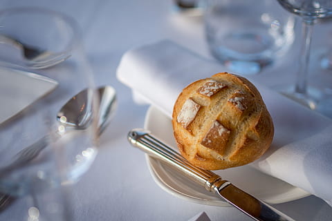 cuit, pa, al costat, ganivet, rodar, tovalló, elegant, menjar, dinar, sopar, esmorzar, restaurant, coberts, menjar i beguda, al forn, cap gent, utensili per menjar, estri de cuina, equipament per a la llar, a l'interior, frescor, vidre, primer pla, taula, celebració, enfocament selectiu, copa, forquilla, placa, enfocament suau, ganivet de taula, 4K, CC0, domini públic, lliure de regalies