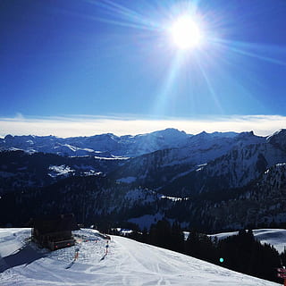 hus, snøkledde vidder, på tvers, fjellene, snø, fjell, vinter, natur, europeiske alper, landskap, blå, himmel, utendørs, scenics, skog, hvit, fjelltopp, skjønnhet i naturen, kaldtemperatur, fjellkjede, stå på ski, sollys, rolig scene, høyde, solstråle, naturskjønnhet - natur, sol, ro, lysskjær, miljø, dag, snødekte fjell, ingen folk, lys, 1080P, CC0, offentlig domene, opphavsrett gratis
