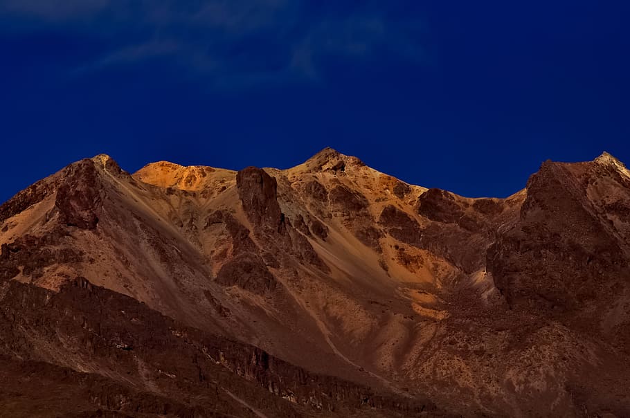 montagna, nube, natura, cielo, alpinismo, paesaggio di montagna, alta montagna, panoramico, montes, strada di montagna, montagne alte, roccia, paesaggio, nessuno, deserto, Paesaggi, all'aperto, scenics - natura, scena tranquilla, bellezza nella natura, blu, la tranquillità, catena montuosa, a distanza, scena non urbana, ambiente, roccia - oggetto, geografia fisica, idilliaco, giorno, Inquadratura dal basso, clima, clima arido, picco di montagna, formazione, eroso, 4K