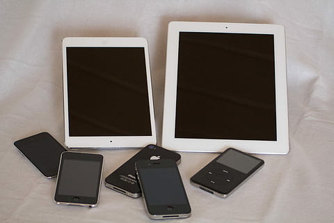 iPod, iPhone, iPad, cos de fructe, măr, iPad mini, fotografie, tehnologie, fotografii tematice, ramă foto, de modă veche, laptop, masa, tehnologia fără fir, conexiune, telefon inteligent, culoare neagră, nici o persoana, dispozitiv portabil de informații, în interior, natură moartă, comunicare, ecran, telefon mobil, calculator, grup de obiecte, direct deasupra, ecranul dispozitivului, vedere în unghi mare, accesoriu personal, gol, 5K, CC0, domeniu public, fără drepturi de autor
