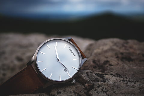 análogo redondo de color plateado, reloj, negro, cuero, Correa, redondo, blanco, mvmtm analógico, marrón, selectivo, fotografía de enfoque, enfoque selectivo, fotografía, plata, Correa de cuero, sujetar con correa, roca gris, montaña, cara, hora, mano, muñequera, arena, nadie, abandonado, playa, circulo, de cerca, forma geometrica, forma, tierra, centrarse en primer plano, naturaleza, instrumento de tiempo, día, al aire libre, número, exactitud, la cara del reloj, rock, minutero, iluminado, 5K, CC0, dominio público, libre de derechos