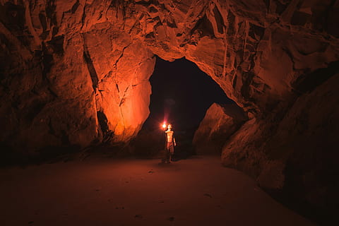homme, en portant, rouge, lumière parasite, à l'intérieur, la grotte, photo de la torche, formation rocheuse, Roche, rock - objet, solide, illuminé, géologie, la nature, une personne, géographie physique, nuit, cambre, matériel d'éclairage, Destinations de voyage, Voyage, Hommes, aventure, permanent, érodé, 5K, CC0, domaine public, libre de droits