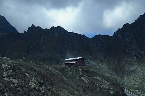brun, hus, fjell, hvitt takhus, bak, høy, fjellene, skyet, himmel, landskap, hytte, Sky, stein, fjellkjede, sky - himmel, miljø, naturskjønnhet - natur, natur, arkitektur, ingen folk, skjønnhet i naturen, reise, reisemål, rolig scene, transport, land, ro, anlegg, ikke-urbane scene, utendørs, 5K, CC0, offentlig domene, opphavsrett gratis