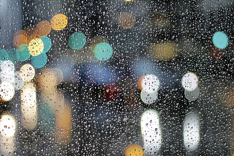 gotes d’aigua, tret macro, aigua, gotes, pluja, finestra, llums, caiguda de pluja, bokeh, ciutat, urbà, carrer, blau, groc, taronja, humit, reflexió, Chicago, llum, vidre - material, tirar, transparent, gota de pluja, temporada de pluges, marc complet, transport, fons, primer pla, cap gent, a l'interior, naturalesa, manera de transport, flare de la lent, vidre, 5K, CC0, domini públic, lliure de regalies