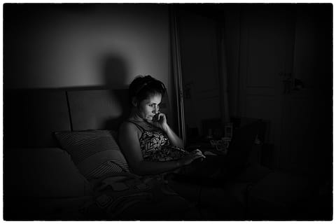 gråtonebillede, kvinde, at lyve, seng, ved brug af, bærbar, computer, skærm, lys, mørke, sort og hvid, en person, overfør print, indendørs, møbel, hjemlige værelse, automatisk postproduktionsfilter, Kvinder, voksen, sidder, mørk, nat, hjem interiør, ung voksen, livsstil, leder, koncentration, teknologi, meddelelse, overvejelse, frisure, smuk kvinde, 4K, CC0, offentligt domæne, royaltyfrie