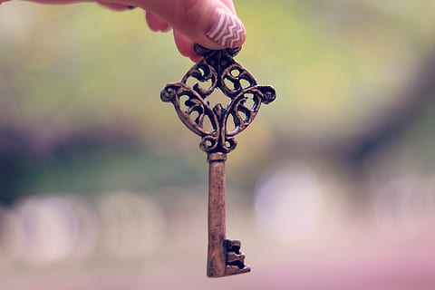 Person, halten, braun, Stahlskelett, Schlüssel, Dietrich, menschliche Hand, draußen, Nahansicht, Religion, menschliches Körperteil, Tag, eine Person, Hand, Körperteil, Fokus auf den Vordergrund, menschlicher Finger, Finger, Metall, nicht erkennbare Person, Natur, selektiver Fokus, echte Menschen, Lebensstile, Aktivität, 1080P, CC0, gemeinfrei, lizenzfrei