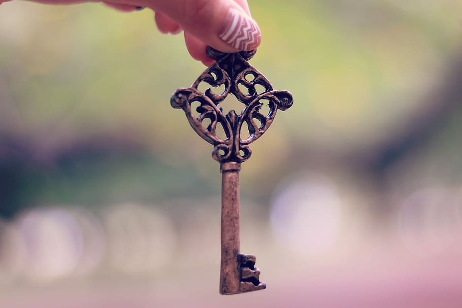 Person, halten, braun, Stahlskelett, Schlüssel, Dietrich, menschliche Hand, draußen, Nahansicht, Religion, menschliches Körperteil, Tag, eine Person, Hand, Körperteil, Fokus auf den Vordergrund, menschlicher Finger, Finger, Metall, nicht erkennbare Person, Natur, selektiver Fokus, echte Menschen, Lebensstile, Aktivität, 1080P
