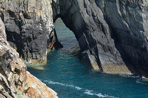 aereo, fotografia, Formazioni rocciose, corpo, acqua, sfondamento, scogliera, scogliere, mare, roccia, ripido pendio, prospettiva, bluff, Steilkueste, atlantico, costa ovest, Irlanda, testa di mezzana, sughero della contea, lago, roccia - oggetto, formazione rocciosa, solido, giorno, bellezza nella natura, natura, scenics - natura, terra, all'aperto, geografia fisica, scena non urbana, nessuno, luce del sole, scena tranquilla, montagna, la tranquillità, formazione, eroso, 5K, CC0, dominio pubblico, privo di copyright