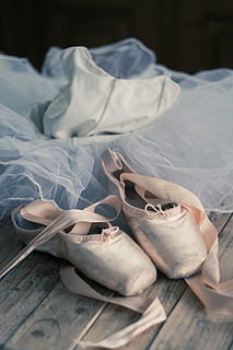 Kvinder, hvid, ballerina kjole, sko, tøffel, dans, ballet, danser, fod, klassisk dans, høj vinkel visning, ingen mennesker, studio skud, krøllet papir, indendørs, tæt på, dag, tekstil, stilleben, seng, hvid farve, par, bord, linned, træ - materiale, ark, fravær, selektiv fokusering, tøj, mode, møbel, lempelse, personlige tilbehør, 4K, CC0, offentligt domæne, royaltyfrie