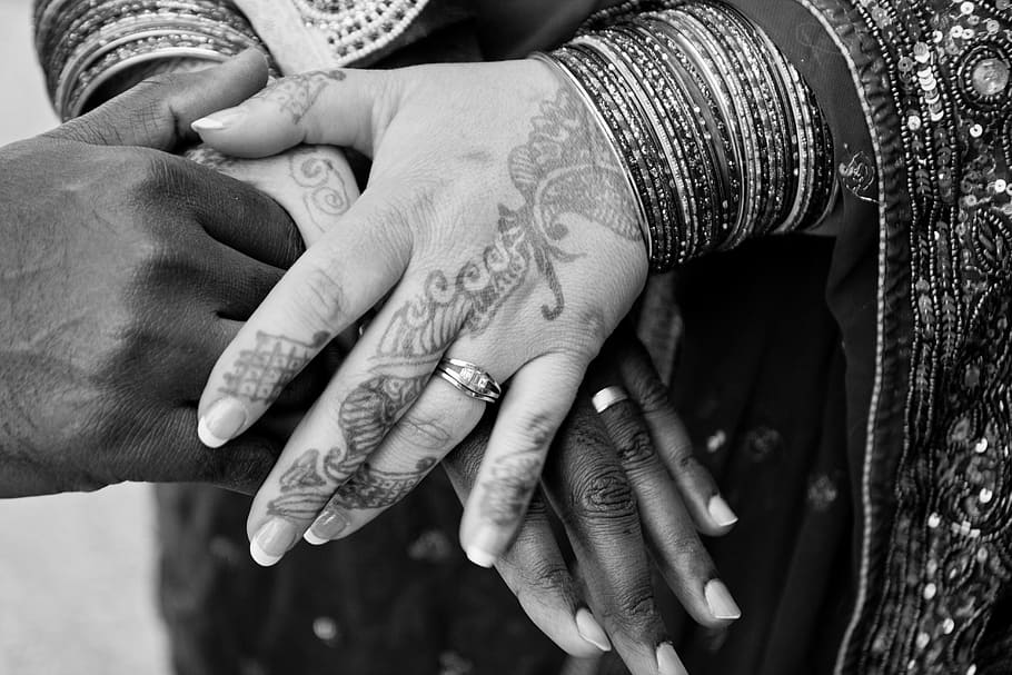 persona, mano, detenzione, mano di persone, mani, squillare, nozze, alcanna, matrimonio, uomo, donna, sposo, sposa, mano umana, parte del corpo umano, adulto, donne, due persone, solidarieta, gioielli, femmine, amore, bonding, coppia - relazione, emozione positiva, sposini, eventi della vita, tatuaggio, emozione, moglie, parte del corpo, cerimonia matrimoniale, dito, 5K