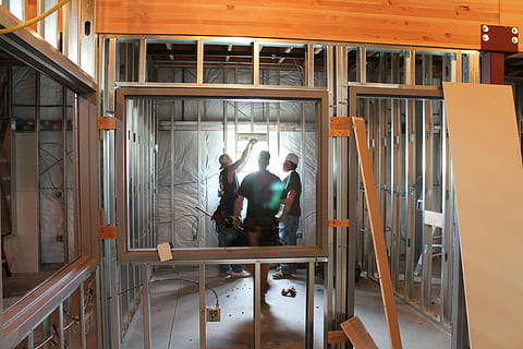 mand, iført, sort, skjorte, stående, grå, stålramme, konstruktion, bygning, vindue, indramning, industri, arkitektur, by-, arbejde, projekt, bygge, moderne, websted, by, ingeniørarbejde, design, bygninger, struktur, udvikling, ramme, stål, industriel, Bygger, entreprenør, arkitekt, herrer, rigtige mennesker, bygget struktur, dag, afspejling, glas - materiale, træ - materiale, mennesker, bagfra, indendørs, afslappet tøj, beskæftigelse, arbejder, dør, gennemsigtig, 4K, CC0, offentligt domæne, royaltyfrie