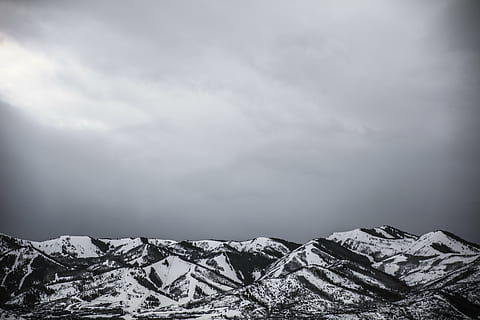landskabsfoto, bjerge, bjerg, fyrretræ, træ, sne, vinter, vejr, skyer, sort og hvid, himmel, kold, landskab, sky - himmel, kold temperatur, ingen mennesker, storm, natur, udendørs, miljø, scenics - natur, skønhed i naturen, ikke-urbane scene, snedækket bjerg, ro, bjergkæde, overskyet, bjergtop, ekstremt vejr, ildevarslende, 8K, CC0, offentligt domæne, royaltyfrie