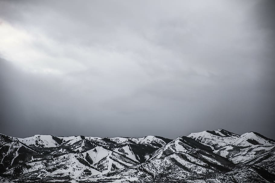 foto de paisatge, muntanyes, muntanya, pi, arbre, neu, hivern, temps, núvols, blanc i negre, cel, fred, paisatge, núvol - cel, temperatura de fred, cap gent, tempesta, naturalesa, a l'aire lliure, medi ambient, escenics - natura, bellesa a la natura, escena no urbana, muntanya nevada, tranquil·litat, Serra, núvol, cim de muntanya, clima extrem, ominós, 8K