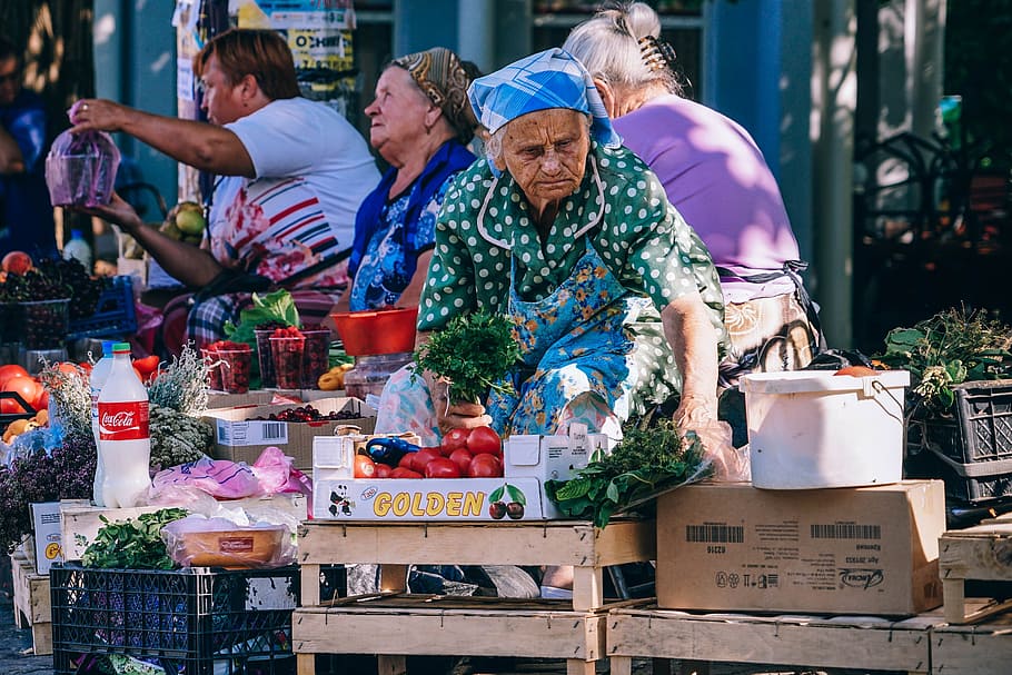 caixes, ciutat, comerç, menjar, fruita, local, mercat, vell, a l'aire lliure, gent, pobre, retrat, produir, fila, venda, compres, vorera, assegut, carrer, urbà, verdures, venedor, dones, menjar i beguda, homes, adult, alimentació saludable, benestar, venda al detall, Paradeta, grup de persones, vegetals, mascles, negocis, comprar, frescor, adult gran, a la venda, homes madurs, 4K