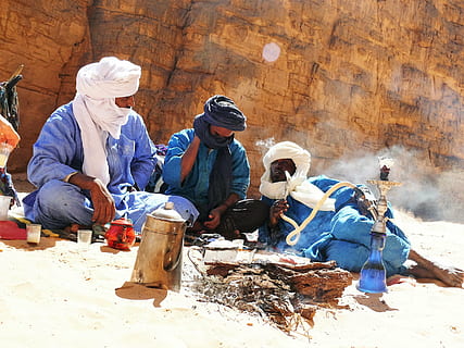 Libyen, touareg, Huka, Menschen, Männer, Gruppe von Leuten, echte Menschen, Sitzung, Erwachsene, Tag, Zusammengehörigkeit, Frau, Winter, in voller Länge, Land, Schnee, reifer erwachsener, kalte Temperatur, Zusammenspiel, Natur, Zusammenarbeit, reife Männer, warme Kleidung, 2K, CC0, gemeinfrei, lizenzfrei