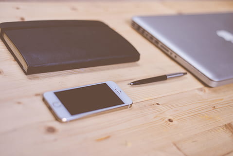 jablko, iphone, chytrý telefon, lavice, počítač, macbook, notebook, pero, technologie, pracovního prostoru, bezdrátové technologie, sdělení, spojení, stůl, přenosné informační zařízení, obrazovka, mobilní telefon, laptop, uvnitř, dřevo - materiál, obrazovky přístroje, přenosnost, nikdo, digitální tablet, Dotyková obrazovka, detail, telekomunikační zařízení, globální komunikace, 5K, CC0, veřejná doména, bez autorských práv