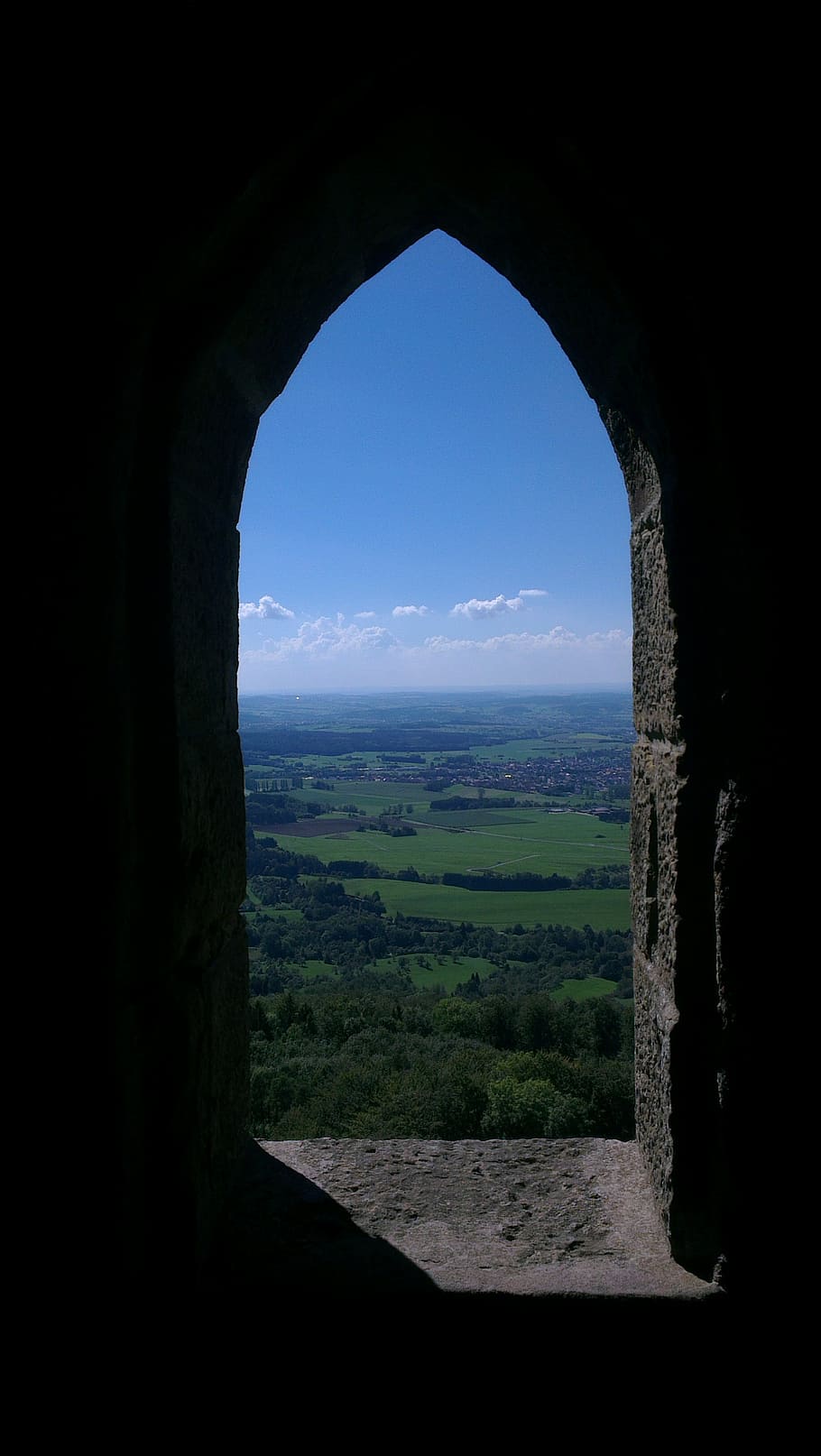 Fenster, Schlossfenster, Schloss, Landschaft, Land, Ausblick, entfernt, weit, Himmel, Natur, Umgebung, keine Leute, Szenen - Natur, Tag, Schönheit in der Natur, drinnen, ruhige Szene, Ruhe, Pflanze, Bogen, Berg, die Architektur, Baum, Feld, 2K