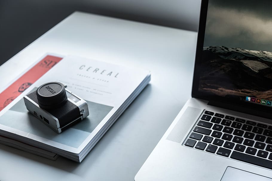sort, grå, kamera, Bestil, dslr kamera, skrivebord, bærbar, macbook, magasin, teknologi, computer, trådløs teknologi, meddelelse, bord, indendørs, forbindelse, ingen mennesker, studio skud, møbel, tekst, computer tastatur, papir, tastatur, tæt på, computerudstyr, forretning, gruppe af objekter, global kommunikation, lille gruppe af objekter, 5K