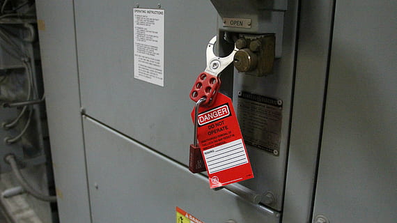 elèctric, interruptor, control, seguretat, protecció, comunicació, text, vermell, signe, cap gent, tecnologia, metall, accidents i desastres, guió occidental, primer pla, penjant, bloqueig, a l'interior, senyal d'advertència, Llei, script no occidental, 5K, CC0, domini públic, lliure de regalies