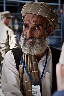 gammel mann, skjegg, aldring, afghanistan, ansiktshår, klær, portrett, én person, senior voksen, voksen, forfra, menn, hanner, moden voksen, hatt, hodeskudd, ser på kameraet, ekte folk, senior menn, modne menn, bart, nærbilde, uniform, 1080P, CC0, offentlig domene, opphavsrett gratis