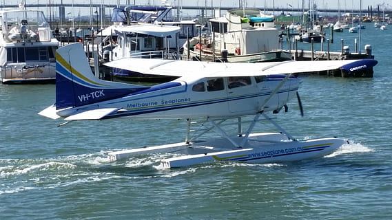 Flugzeug, schweben, Ebene, Luftfahrt, Wasser, Wasserflugzeug, Wasserfahrzeug, Transport, Transportmittel, Meer, festgemacht, Ufergegend, Tag, Natur, Reise, Bewegung, keine Leute, draußen, Segelboot, Sonnenlicht, Hafen, die Architektur, Yacht, Luxus, 5K, CC0, gemeinfrei, lizenzfrei